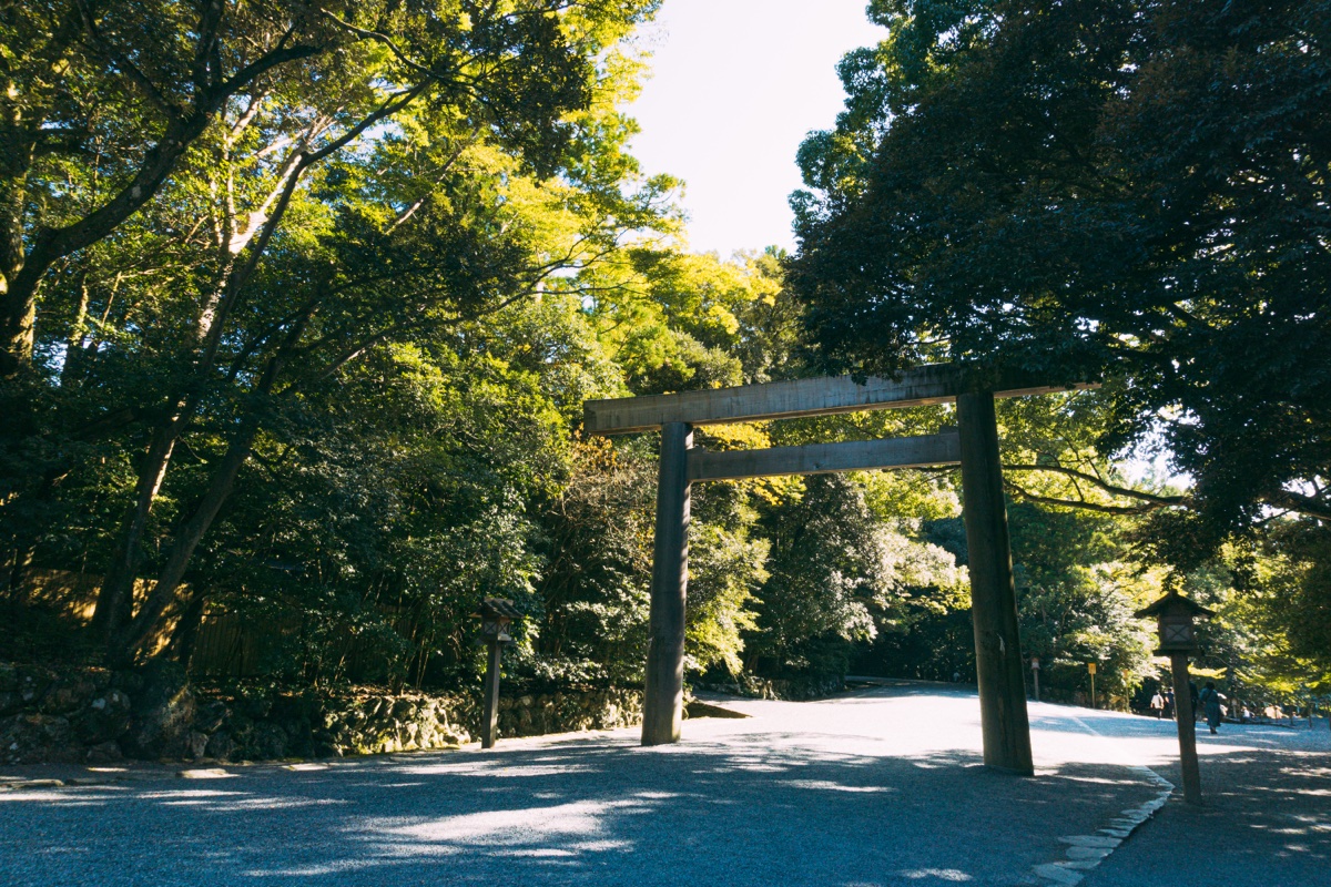伊勢神宮の参道と鳥居